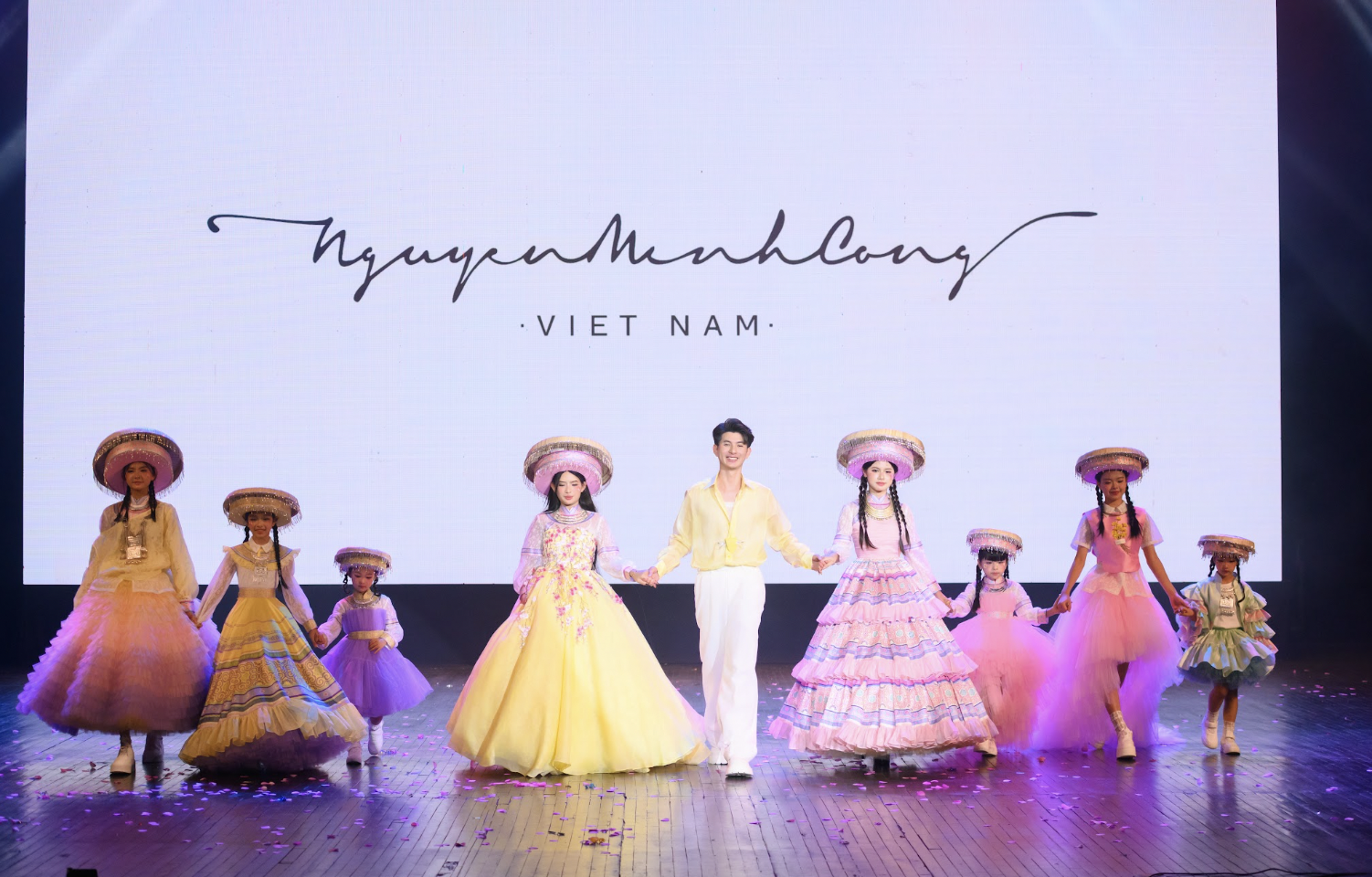 H&agrave;ng loạt t&agrave;i năng nh&iacute; tỏa s&aacute;ng tr&ecirc;n s&acirc;n khấu 