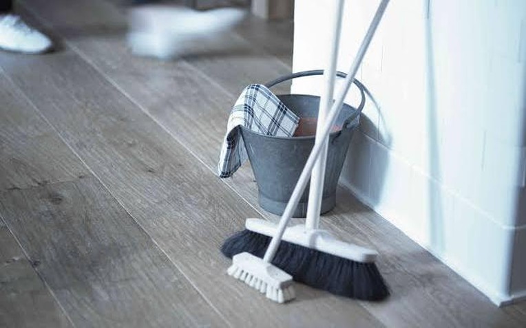 V&igrave; sao nhiều gia đ&igrave;nh ng&acirc;m chổi v&agrave;o nước n&oacute;ng pha muối, giấm trước khi đi ngủ? C&ocirc;ng dụng &iacute;t ai ngờ - Ảnh 1.