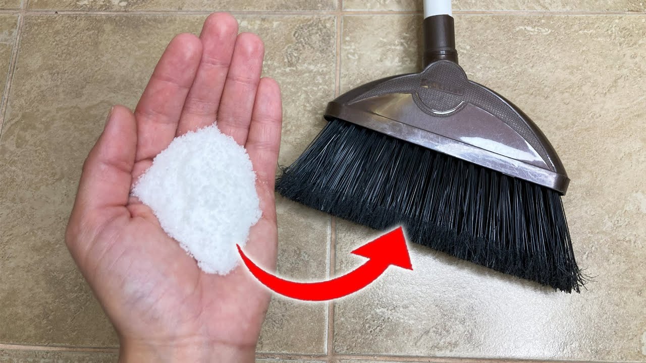 V&igrave; sao nhiều gia đ&igrave;nh ng&acirc;m chổi v&agrave;o nước n&oacute;ng pha muối, giấm trước khi đi ngủ? C&ocirc;ng dụng &iacute;t ai ngờ - Ảnh 1.