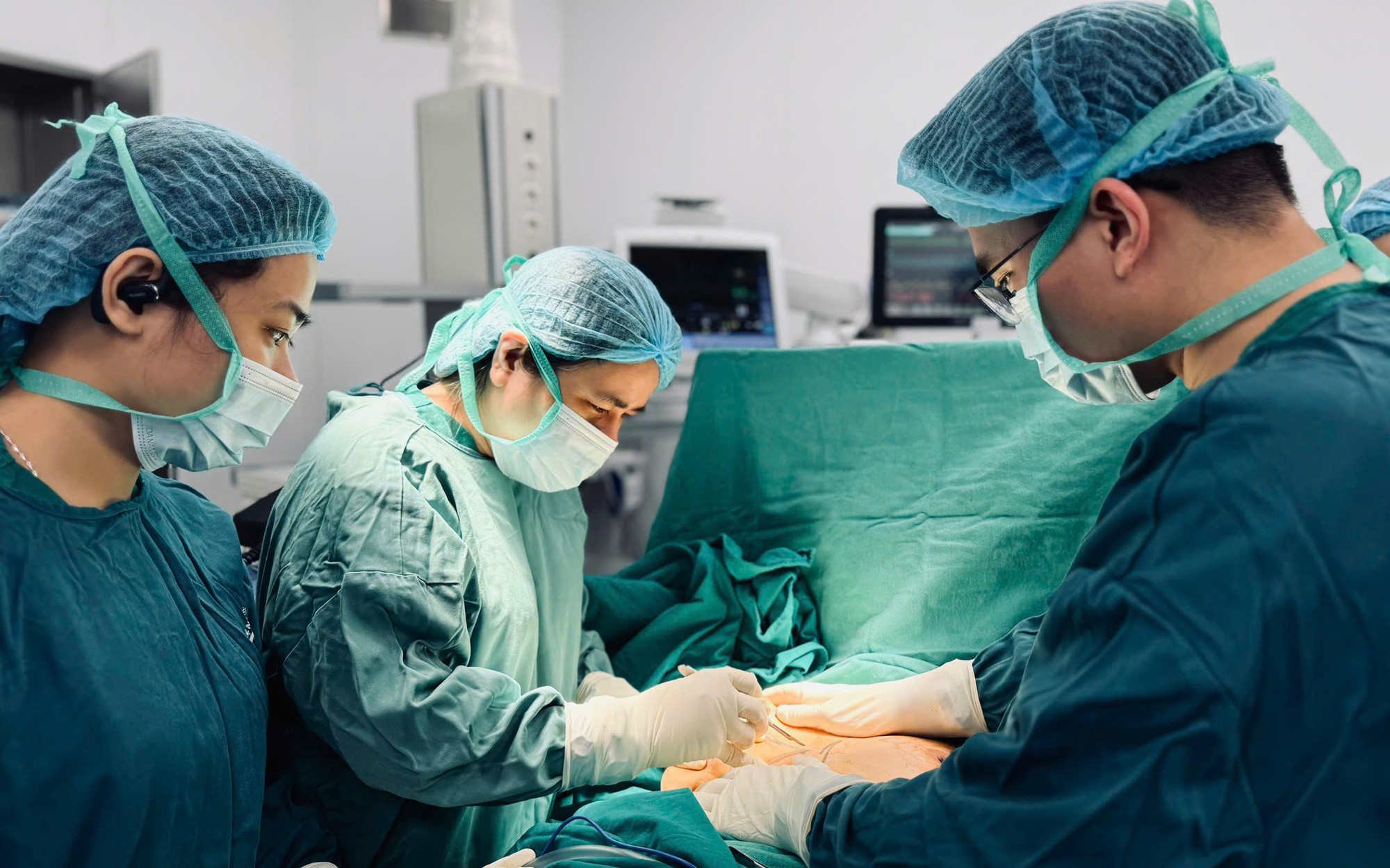 Sốt xuất huyết 39-40 độ C chưa đ&aacute;ng sợ bằng l&uacute;c vừa hạ sốt: Cảnh b&aacute;o từ c&aacute;c ca bệnh - Ảnh 2.