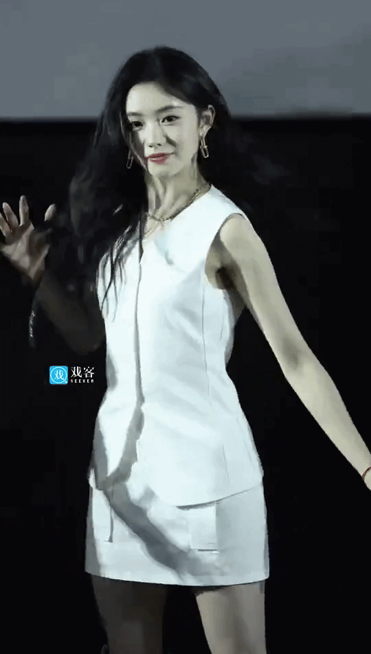 Mỹ nh&acirc;n showbiz sắc nước hương trời, cả người như một miếng ngọc ph&aacute;t s&aacute;ng: Đến quần &aacute;o cũng chưa từng phụ chủ- Ảnh 1.