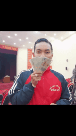 Phan Hiển cười toe to&eacute;t khi lần đầu được thưởng n&oacute;ng bằng cả xấp tiền, 1 gi&acirc;y sau đ&atilde; bị Kh&aacute;nh Thi &ldquo;tịch thu&rdquo; trong ngỡ ng&agrave;ng - Ảnh 1.