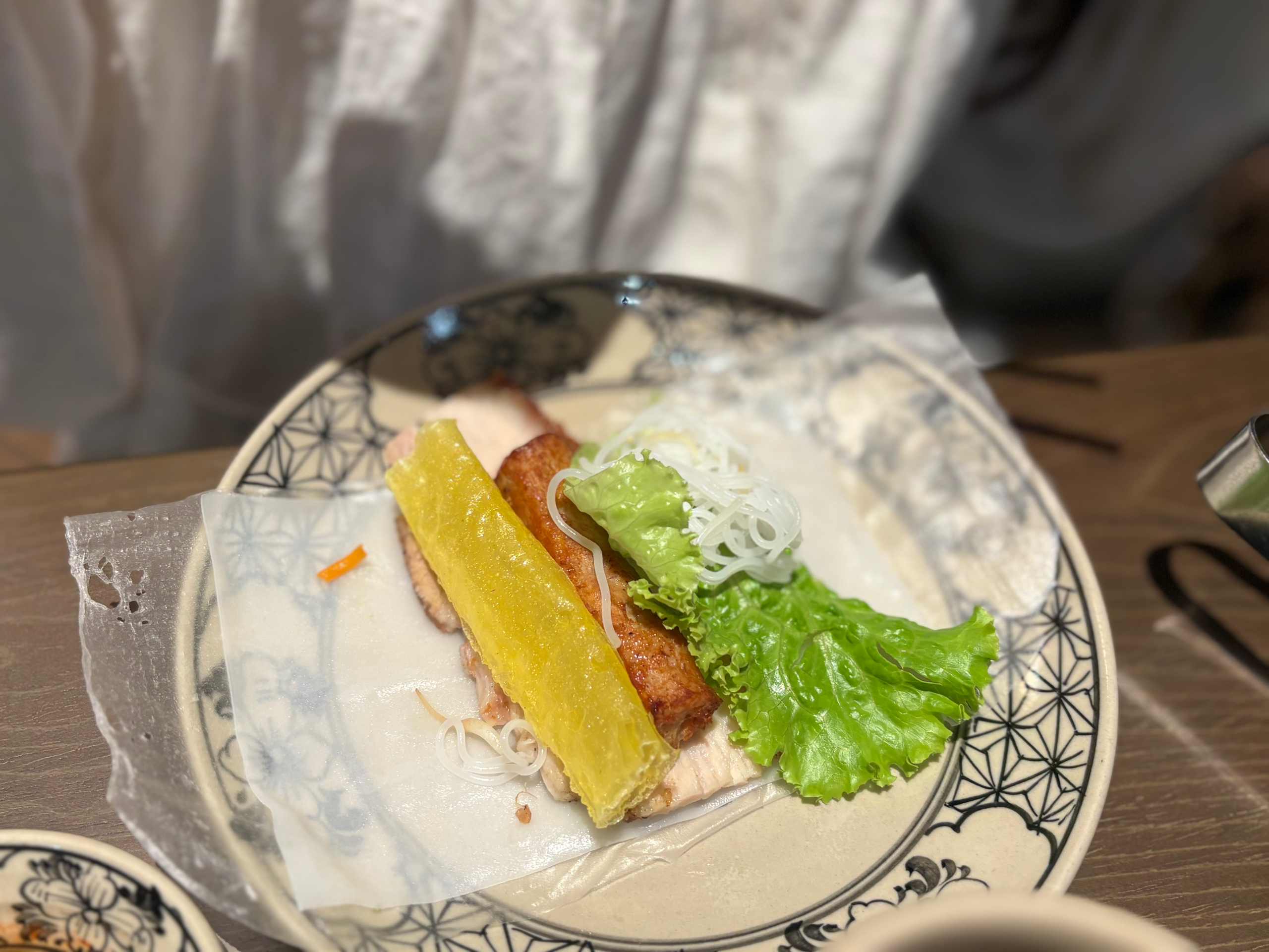 Cuốn bánh xèo tại MAMMOM