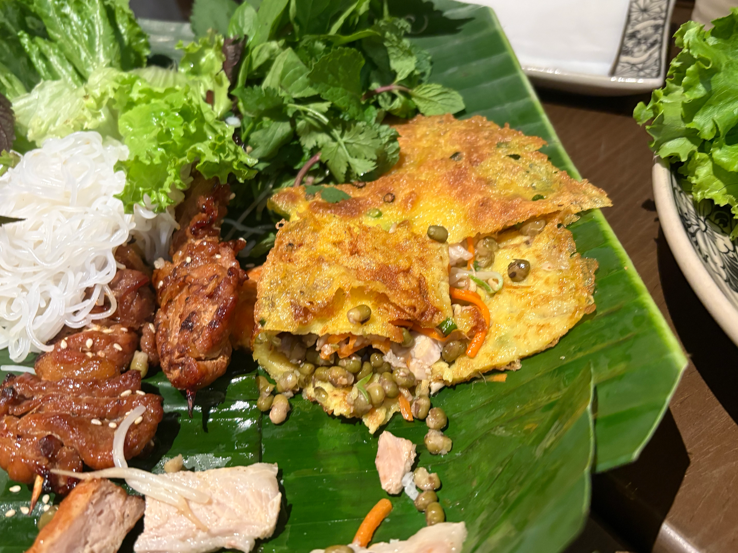 Rau sống ăn kèm bánh xèo tại MAMMOM