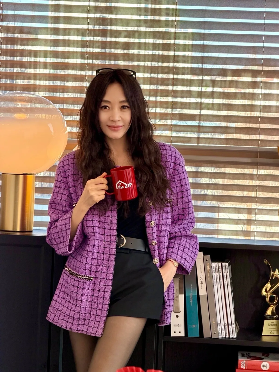Chị đại m&agrave;n ảnh H&agrave;n Kim Hye Soo U60 vẫn sở hữu v&oacute;c d&aacute;ng trẻ trung đến kinh ngạc: 5 b&iacute; quyết chống l&atilde;o h&oacute;a sau tuổi 50 được tiết lộ - Ảnh 3.