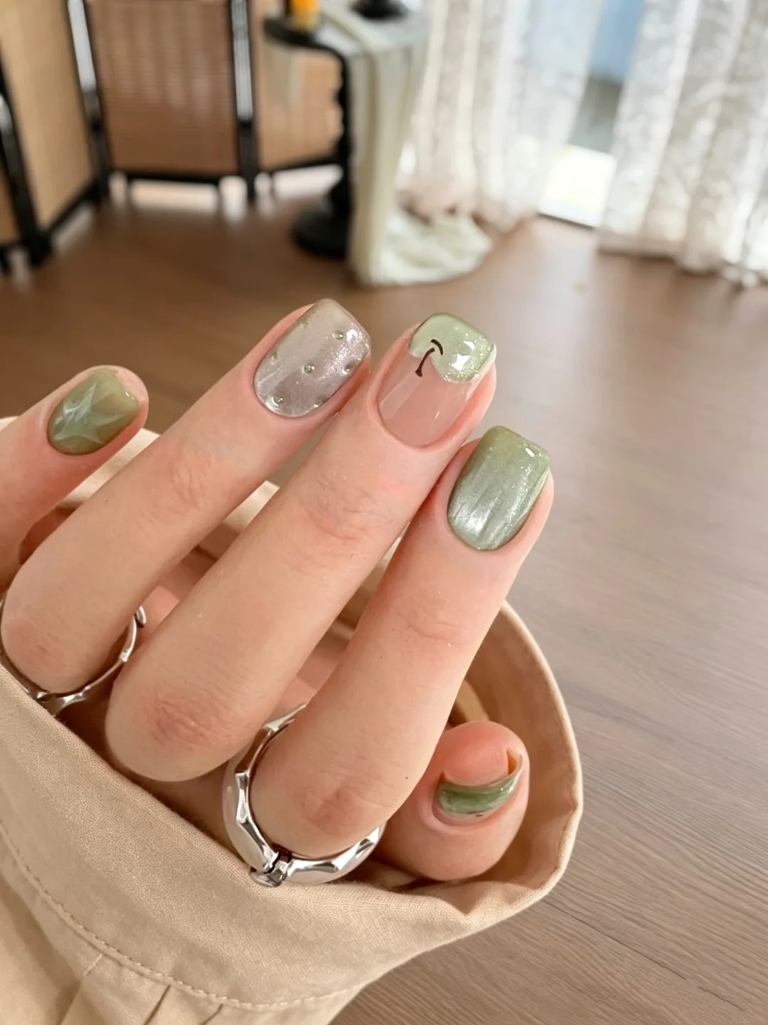 Xu hướng nail m&ugrave;a thu 2026: Chỉ cần một ch&uacute;t m&agrave;u xanh, đ&ocirc;i tay đ&atilde; tr&ocirc;ng sang v&agrave; &ldquo;old money&rdquo; hơn hẳn - Ảnh 8.