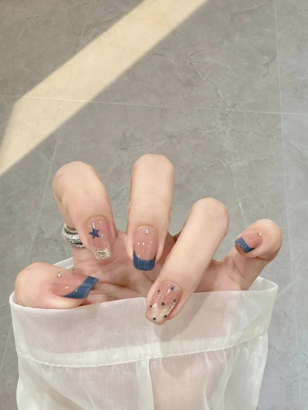 Xu hướng nail m&ugrave;a thu 2026: Chỉ cần một ch&uacute;t m&agrave;u xanh, đ&ocirc;i tay đ&atilde; tr&ocirc;ng sang v&agrave; &ldquo;old money&rdquo; hơn hẳn - Ảnh 11.