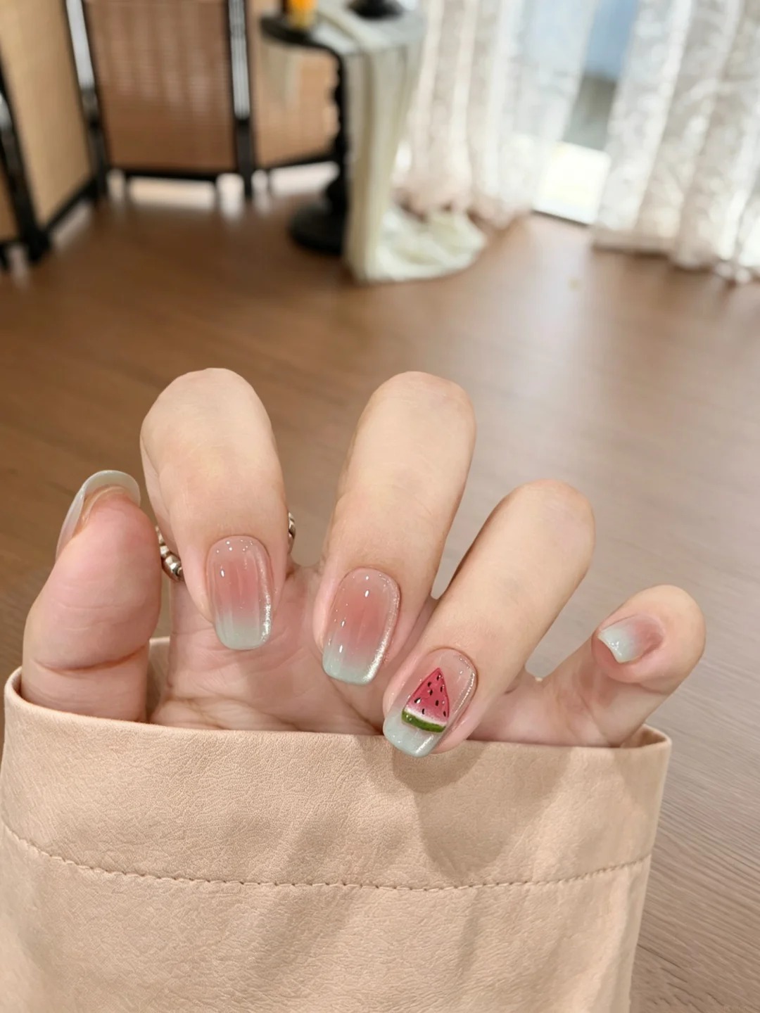 Xu hướng nail m&ugrave;a thu 2026: Chỉ cần một ch&uacute;t m&agrave;u xanh, đ&ocirc;i tay đ&atilde; tr&ocirc;ng sang v&agrave; &ldquo;old money&rdquo; hơn hẳn - Ảnh 9.