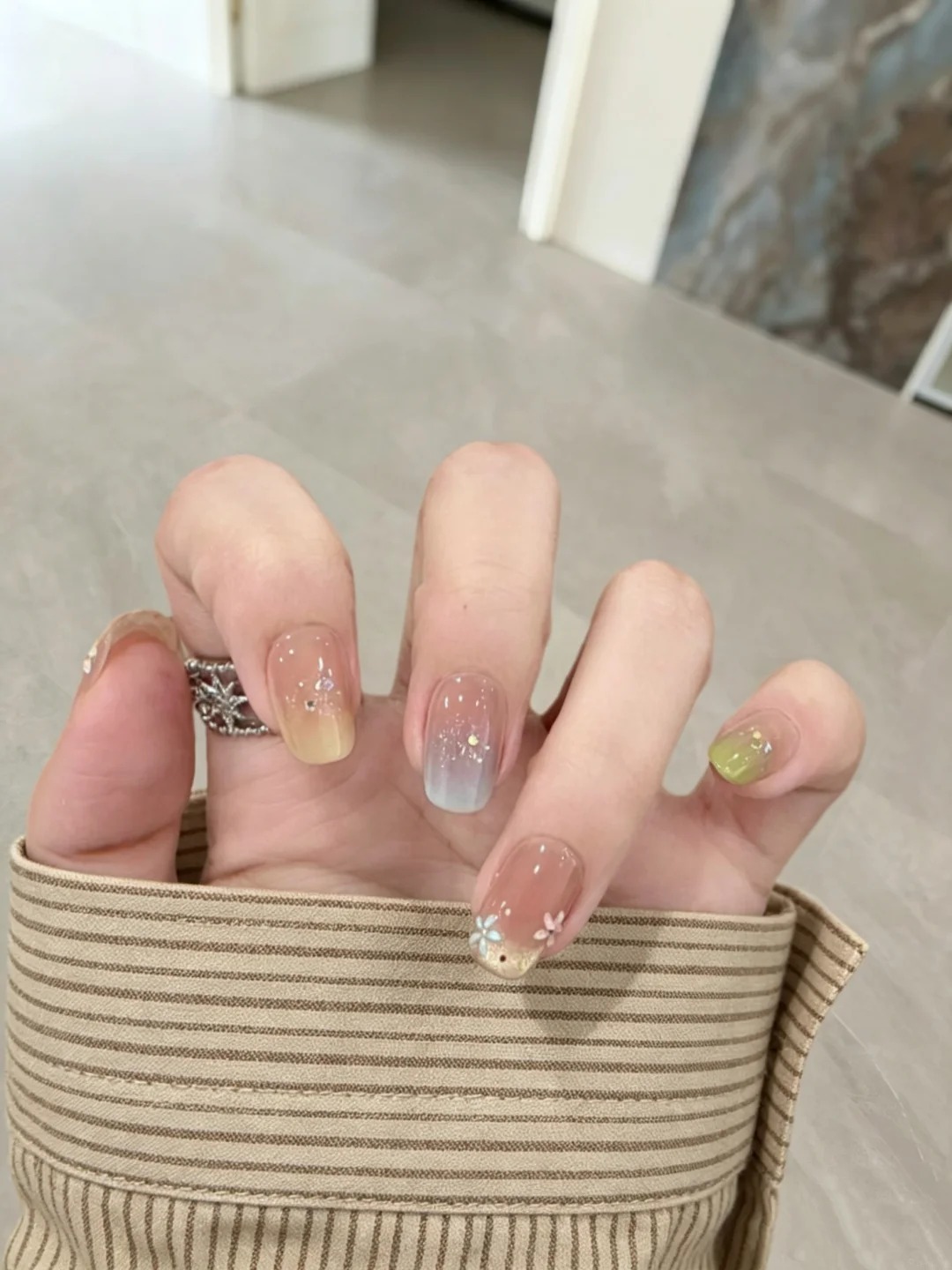 Xu hướng nail m&ugrave;a thu 2026: Chỉ cần một ch&uacute;t m&agrave;u xanh, đ&ocirc;i tay đ&atilde; tr&ocirc;ng sang v&agrave; &ldquo;old money&rdquo; hơn hẳn - Ảnh 6.