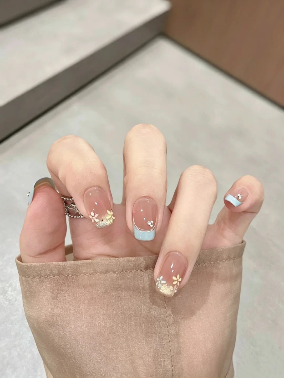 Xu hướng nail m&ugrave;a thu 2026: Chỉ cần một ch&uacute;t m&agrave;u xanh, đ&ocirc;i tay đ&atilde; tr&ocirc;ng sang v&agrave; &ldquo;old money&rdquo; hơn hẳn - Ảnh 4.