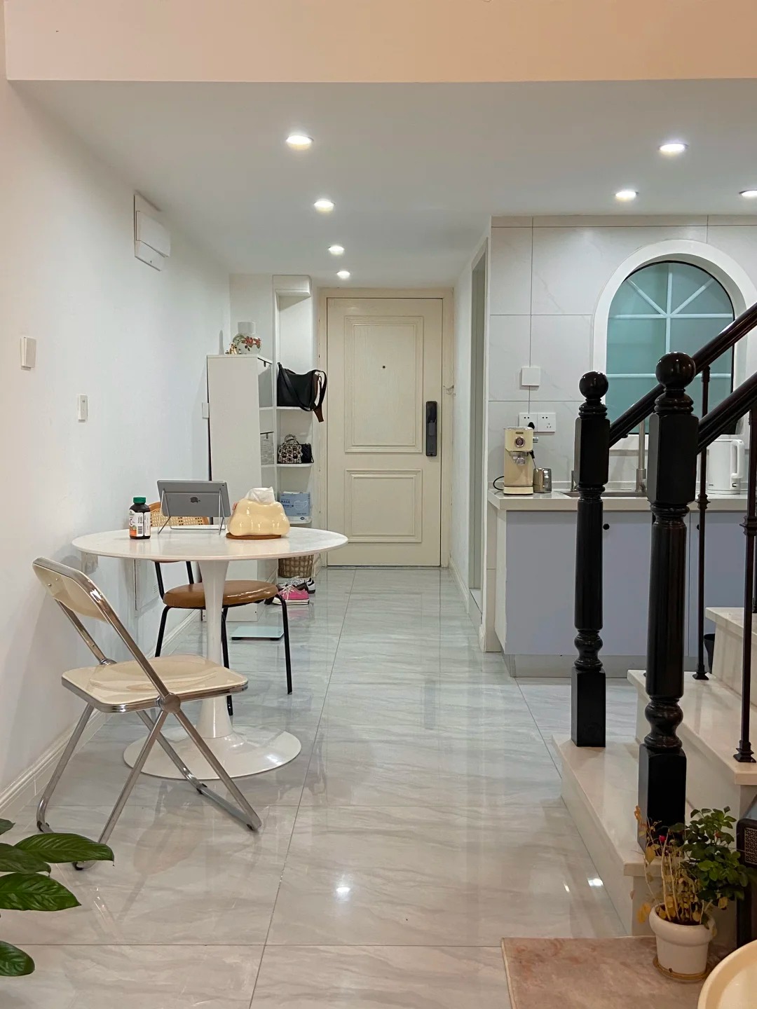 30 tuổi, mua được nh&agrave; 30m2 v&agrave; ở với 2 con m&egrave;o: 