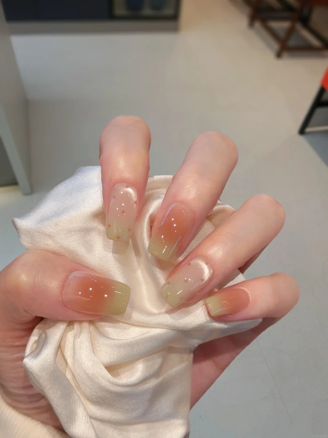 Xu hướng nail m&ugrave;a thu 2026: Chỉ cần một ch&uacute;t m&agrave;u xanh, đ&ocirc;i tay đ&atilde; tr&ocirc;ng sang v&agrave; &ldquo;old money&rdquo; hơn hẳn - Ảnh 12.