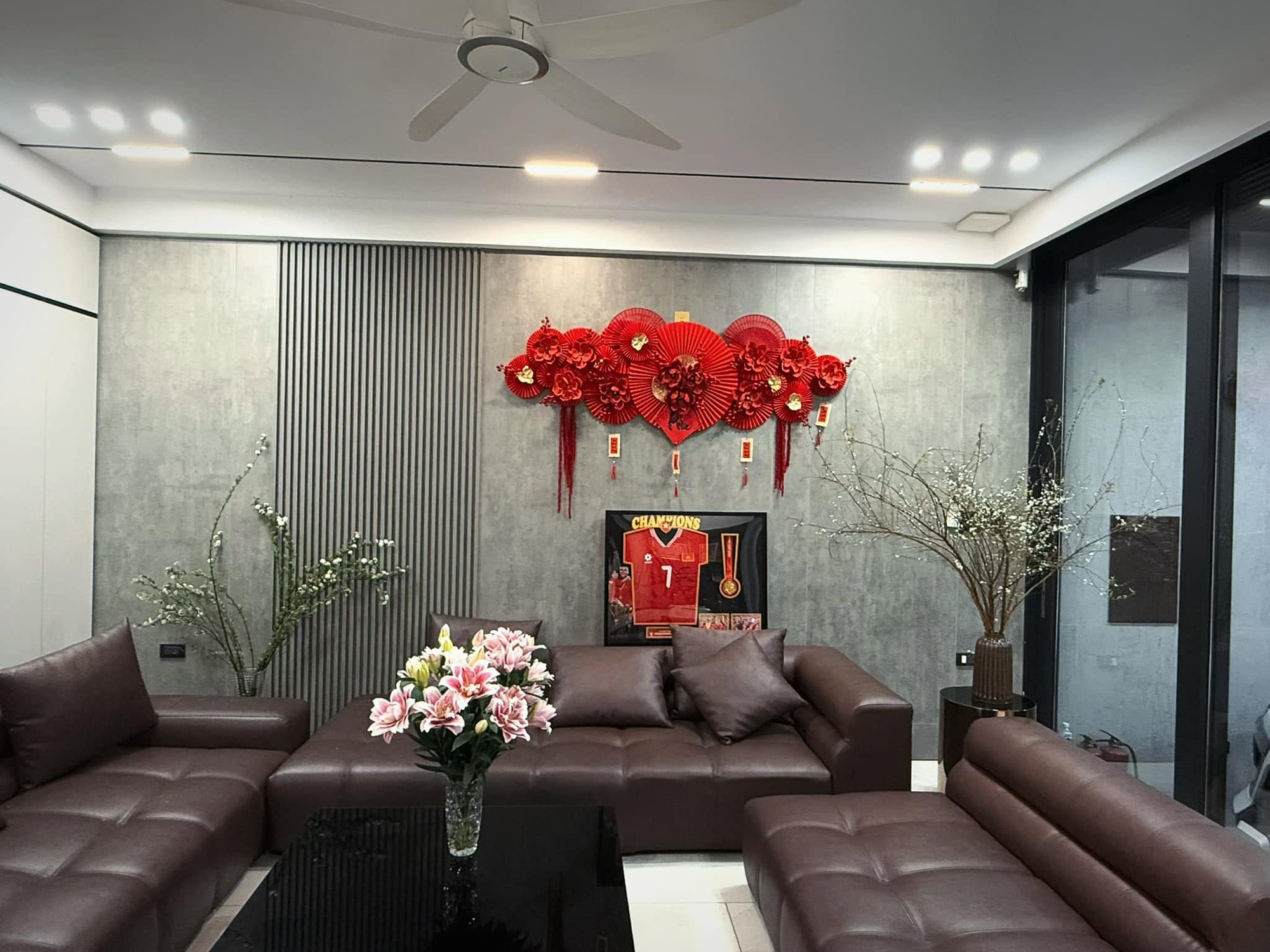 Cử nhân Luật ở nhà bán cà phê, nhan sắc “lão hoá ngược”: Cuộc sống của vợ cầu thủ đổi đời sau kỳ tích Thường Châu 2018 - Ảnh 6.
