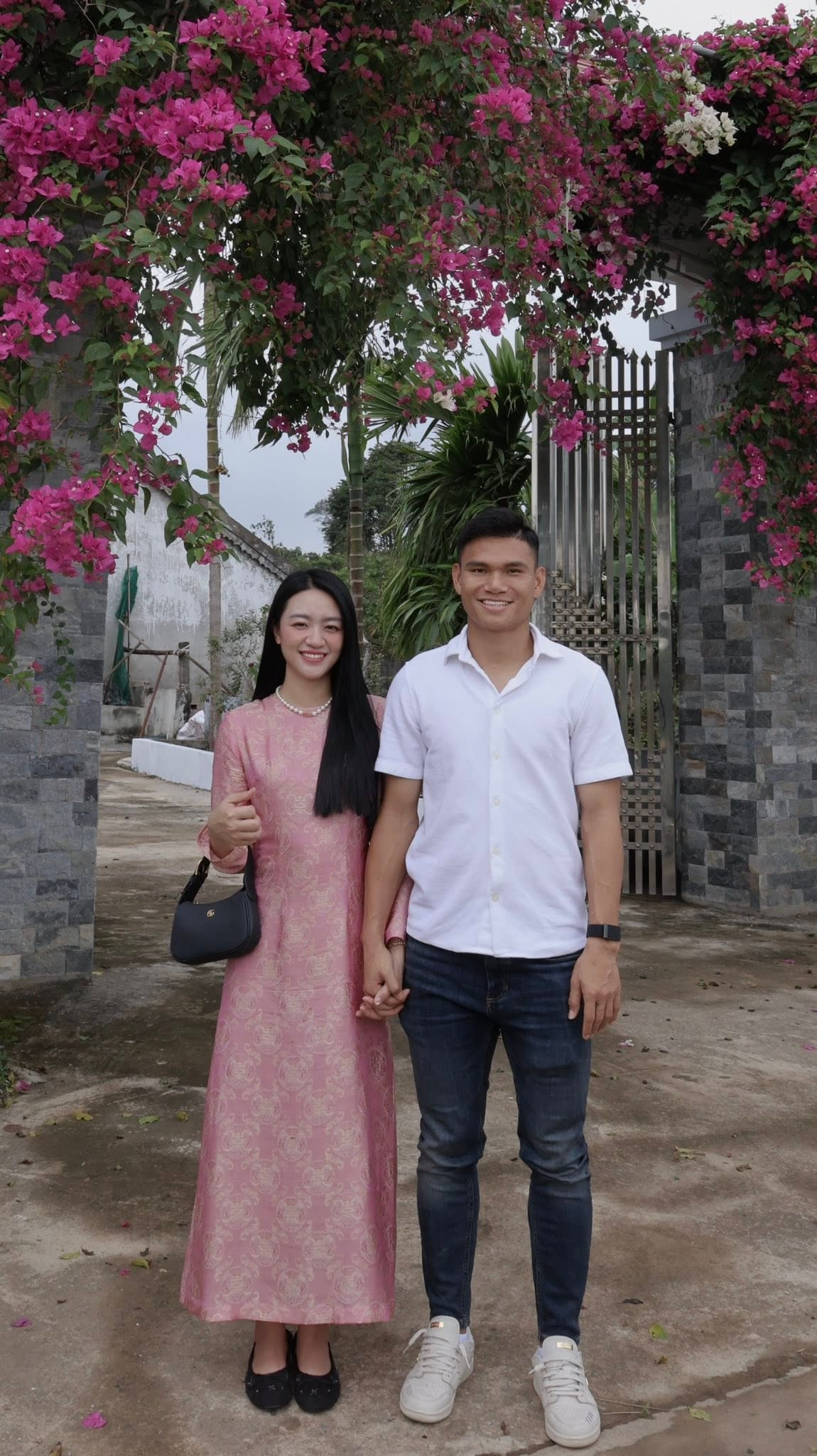 Cử nhân Luật ở nhà bán cà phê, nhan sắc “lão hoá ngược”: Cuộc sống của vợ cầu thủ đổi đời sau kỳ tích Thường Châu 2018 - Ảnh 1.