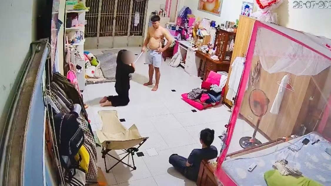 Bố ruột bé gái 11 tuổi bị người tình của mẹ bạo hành xót xa: Bố ruột bé gái 11 tuổi bị người tình của mẹ bạo hành xót xa: