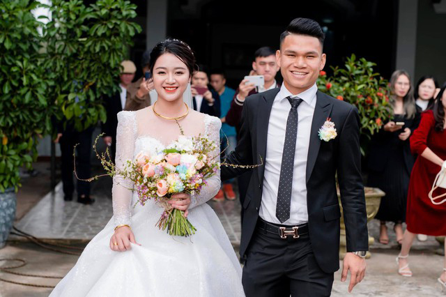 Cử nhân Luật ở nhà bán cà phê, nhan sắc “lão hoá ngược”: Cuộc sống của vợ cầu thủ đổi đời sau kỳ tích Thường Châu 2018 - Ảnh 3.