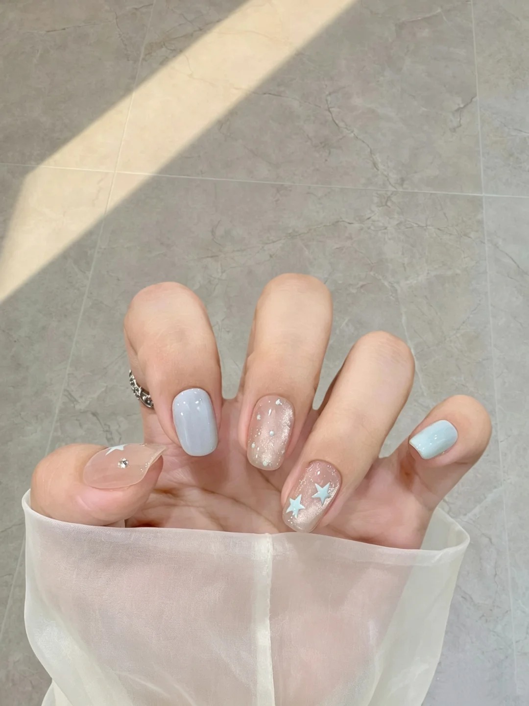 Xu hướng nail m&ugrave;a thu 2026: Chỉ cần một ch&uacute;t m&agrave;u xanh, đ&ocirc;i tay đ&atilde; tr&ocirc;ng sang v&agrave; &ldquo;old money&rdquo; hơn hẳn - Ảnh 3.