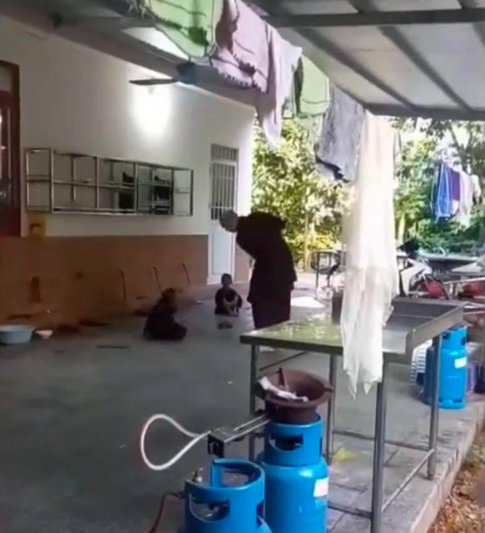 B&eacute; trai bị đ&aacute;nh đập tại ch&ugrave;a Bầu: Người quay clip 42 gi&acirc;y n&oacute;i 