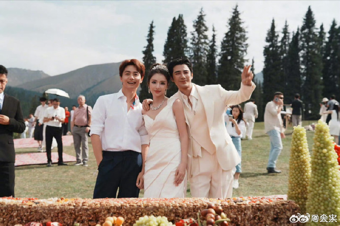 Đ&aacute;m cưới hot nhất showbiz h&ocirc;m nay: Cặp 