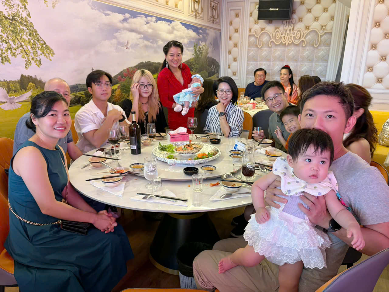 Tina Yuan l&agrave;m đầy th&aacute;ng cho con g&aacute;i ở Singapore, m&acirc;m cỗ đậm nếp Việt - Ảnh 6.