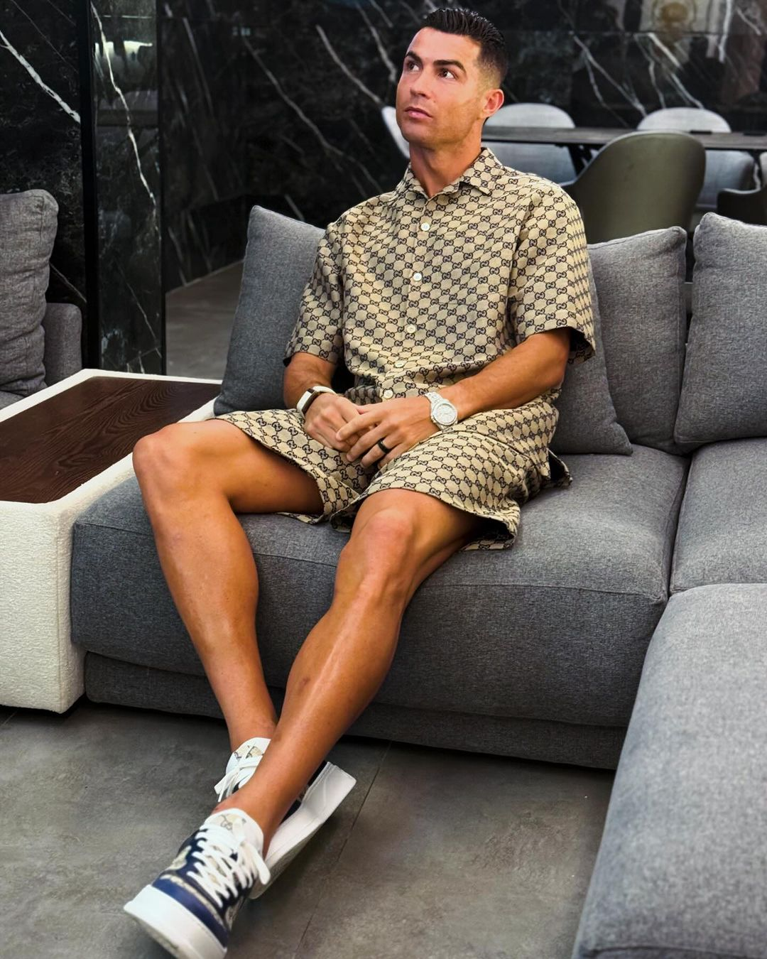 Cường Đ&ocirc; La bỏ qu&ecirc;n đồng hồ tiền tỷ, rủ vợ đeo chiếc v&ograve;ng giống Ronaldo- Ảnh 3.