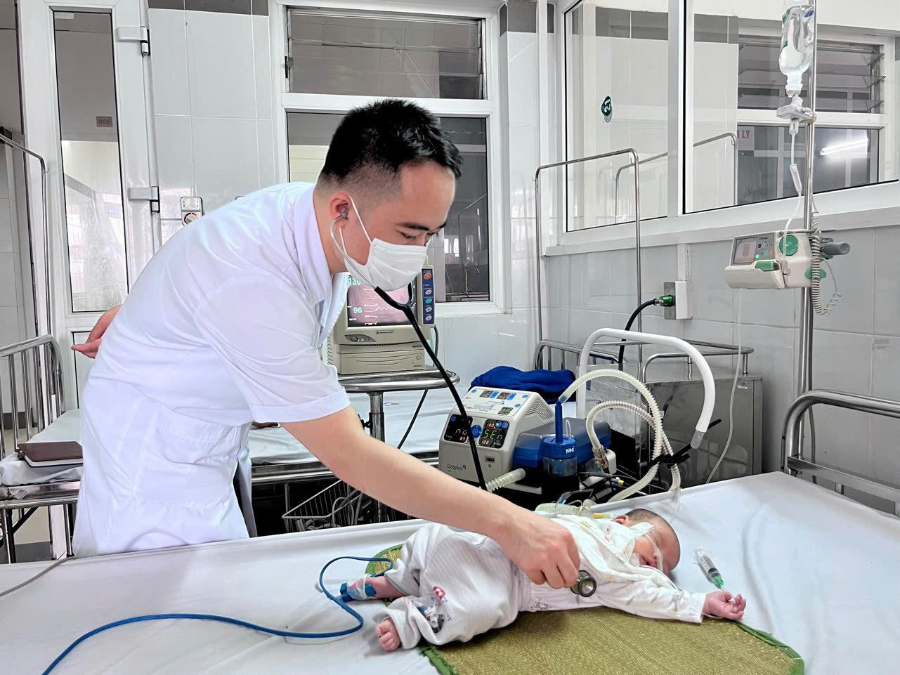 Con sốt, ho rồi mắt đỏ: Đừng vội nghĩ là cúm, bác sĩ chỉ dấu hiệu dễ nhận biết Adenovirus với cúm và COVID-19 - Ảnh 1.