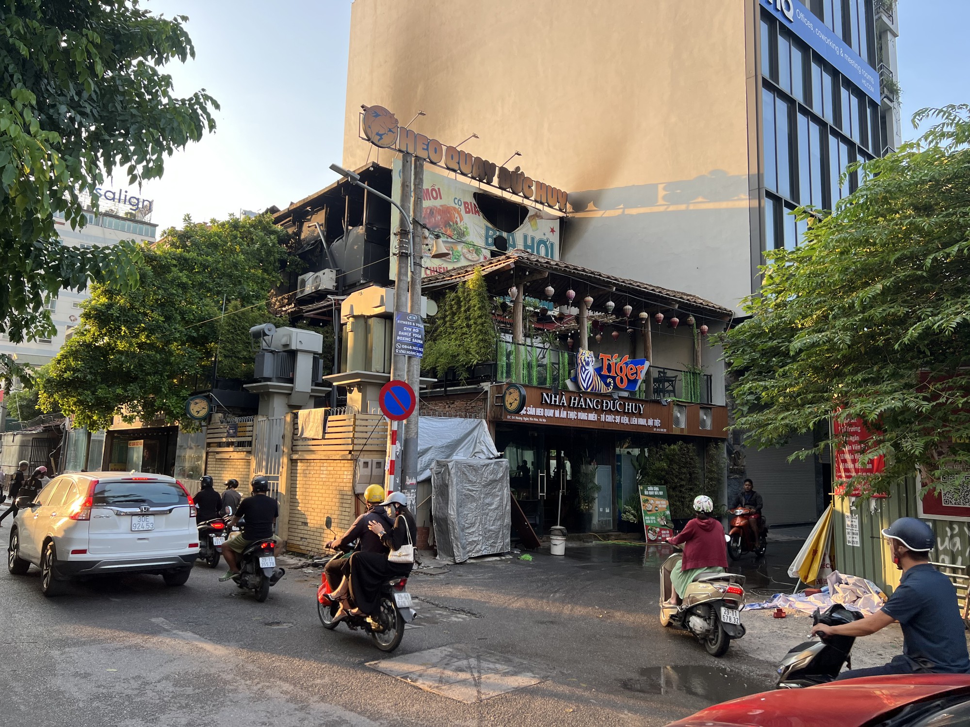 Hiện trường vụ ch&aacute;y qu&aacute;n heo quay nổi tiếng ở H&agrave; Nội g&acirc;y hoang mang - Ảnh 2.