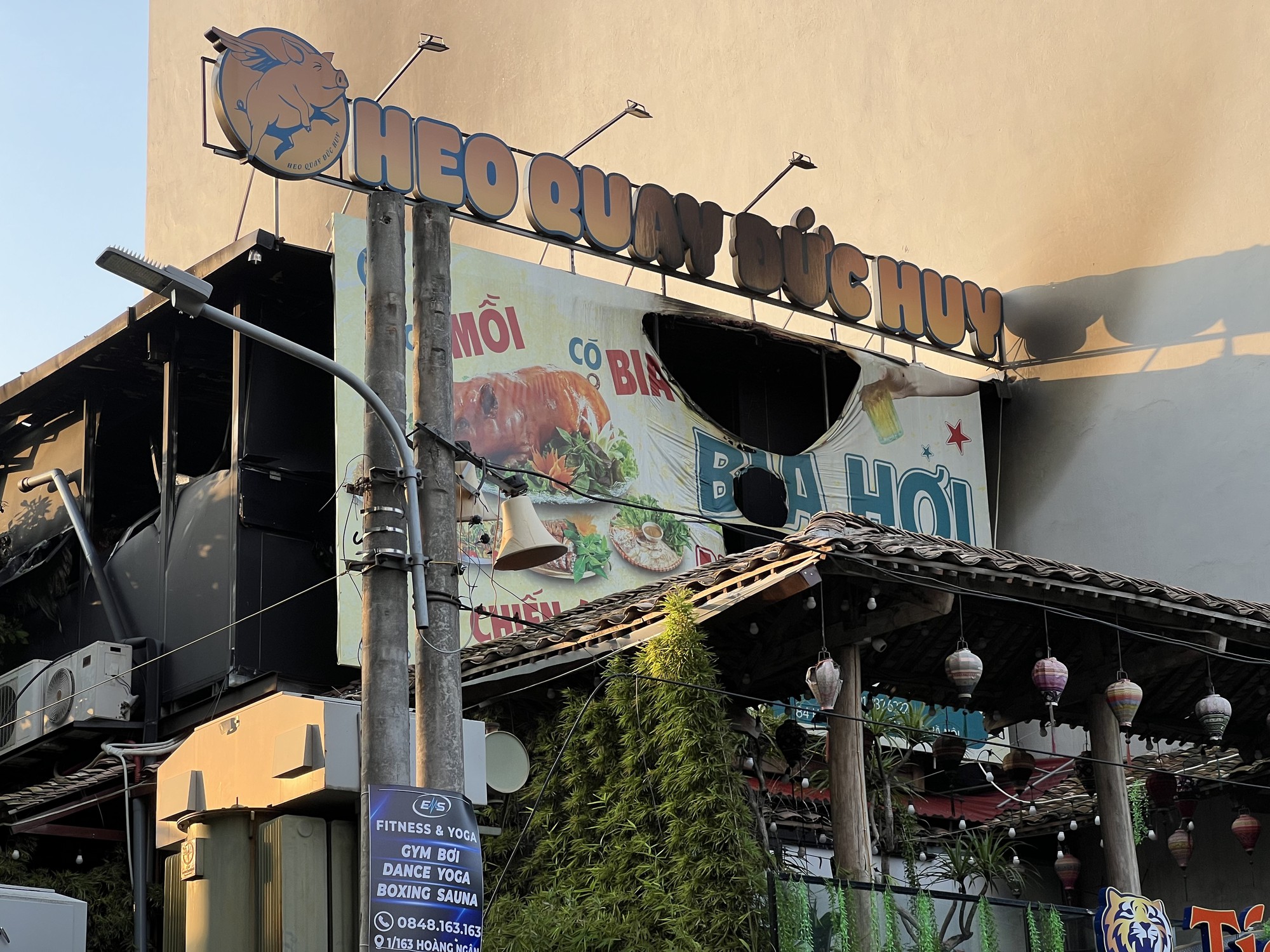 Hiện trường vụ ch&aacute;y qu&aacute;n heo quay nổi tiếng ở H&agrave; Nội g&acirc;y hoang mang - Ảnh 1.
