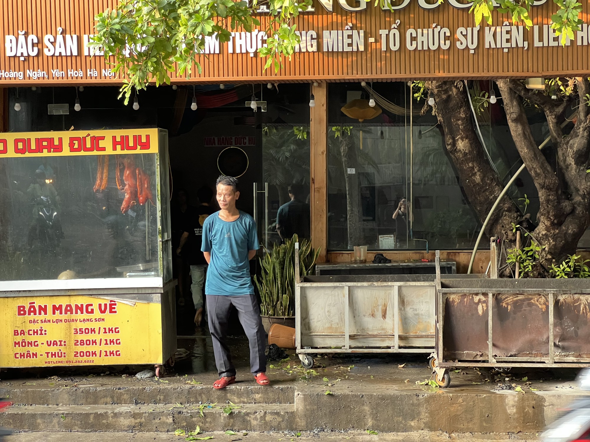 Hiện trường vụ ch&aacute;y qu&aacute;n heo quay nổi tiếng ở H&agrave; Nội g&acirc;y hoang mang - Ảnh 4.