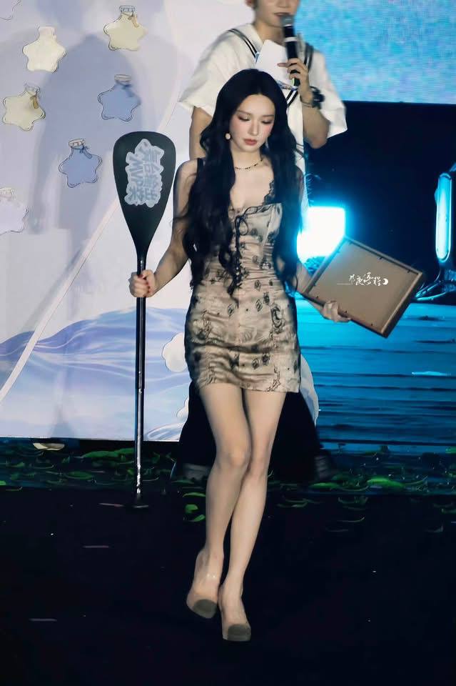 Mỹ nh&acirc;n đi ngược với chuẩn gầy trơ xương của Cbiz, body bốc lửa kh&ocirc;ng g&oacute;c n&agrave;o d&igrave;m nổi- Ảnh 7.
