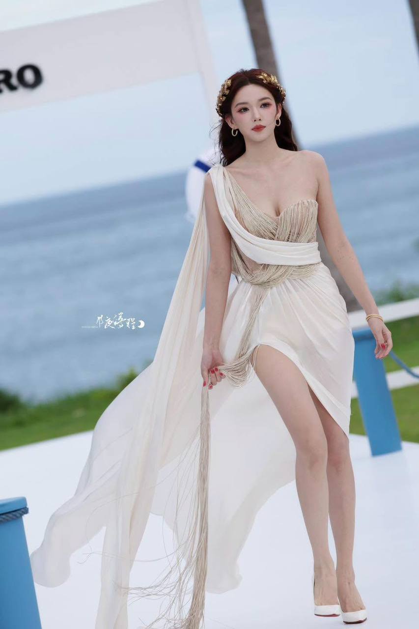 Mỹ nh&acirc;n đi ngược với chuẩn gầy trơ xương của Cbiz, body bốc lửa kh&ocirc;ng g&oacute;c n&agrave;o d&igrave;m nổi- Ảnh 2.