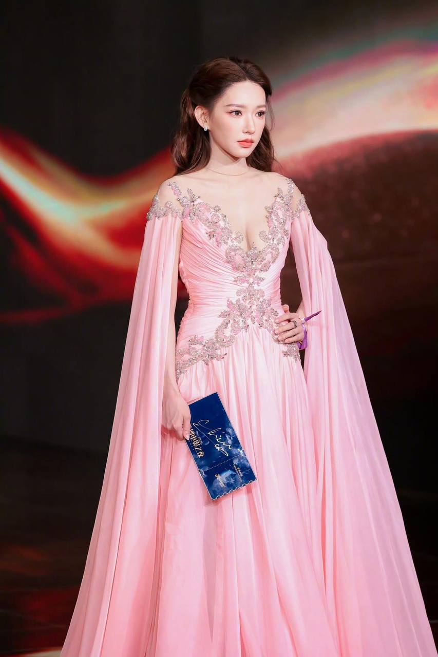 Mỹ nh&acirc;n đi ngược với chuẩn gầy trơ xương của Cbiz, body bốc lửa kh&ocirc;ng g&oacute;c n&agrave;o d&igrave;m nổi- Ảnh 13.