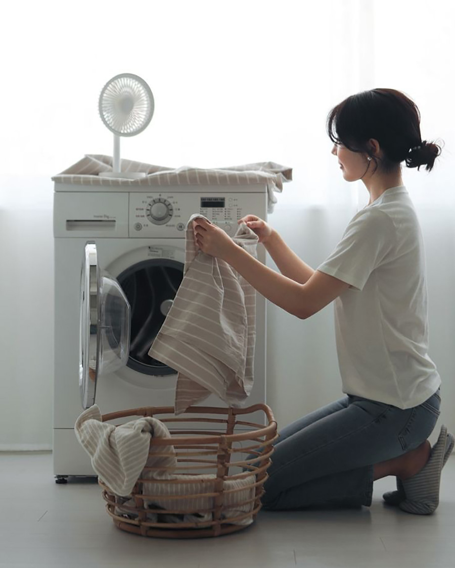Mùa thu đến, đừng vội cất hết đồ hè: 5 sai lầm khiến tủ quần áo càng dọn càng chật - Ảnh 3.