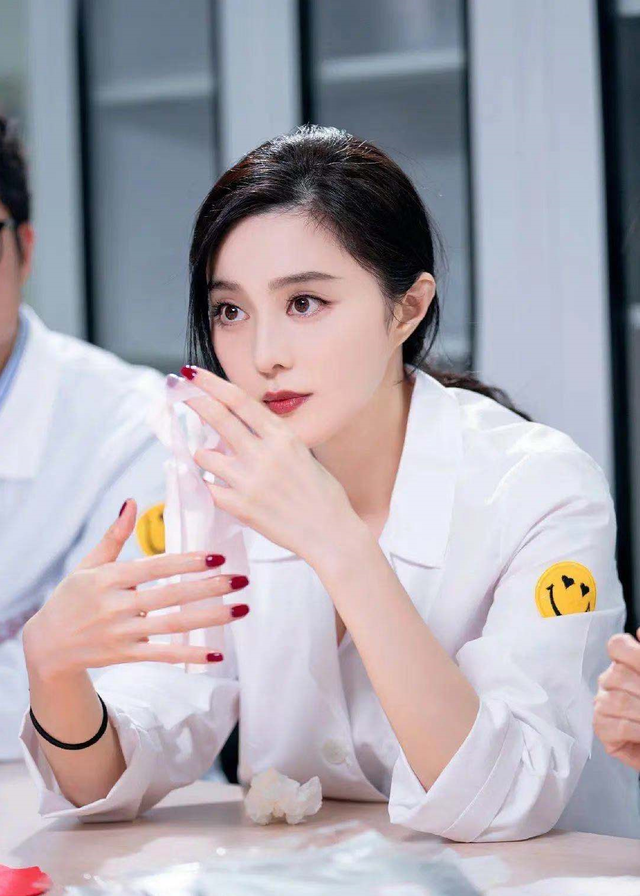 Ph&uacute; b&agrave; livestream b&aacute;n mặt nạ kiếm trăm tỷ, qu&aacute; khứ bị phốt 