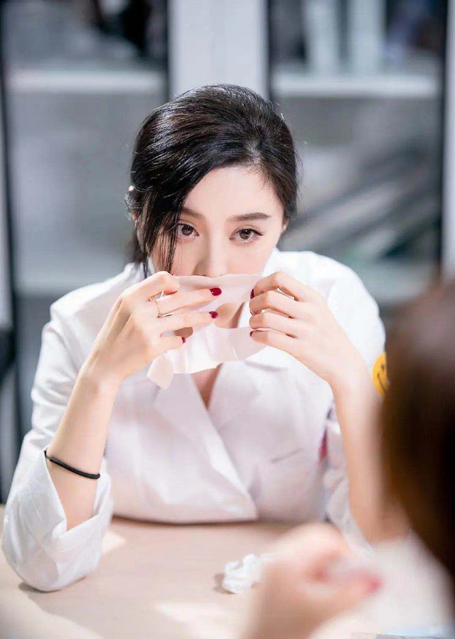 Ph&uacute; b&agrave; livestream b&aacute;n mặt nạ kiếm trăm tỷ, qu&aacute; khứ bị phốt 
