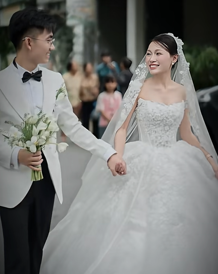 C&ocirc; sinh vi&ecirc;n ng&agrave;nh y mang cả s&aacute;ch đến rạp phim hẹn h&ograve; v&agrave; chuyện t&igrave;nh 