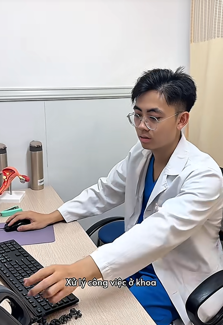 C&ocirc; sinh vi&ecirc;n ng&agrave;nh y mang cả s&aacute;ch đến rạp phim hẹn h&ograve; v&agrave; chuyện t&igrave;nh 
