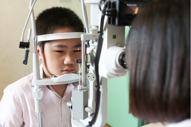 Độ cận tăng kh&ocirc;ng chỉ khiến trẻ thay k&iacute;nh nhiều hơn: Những nguy cơ từ cận thị m&agrave; cha mẹ chưa biết - Ảnh 3.