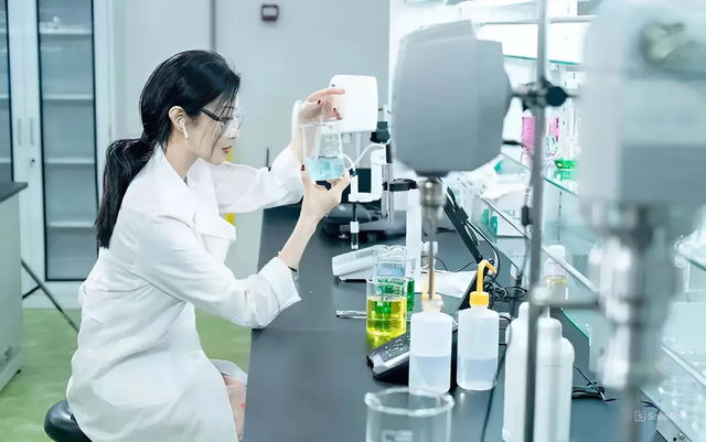 Ph&uacute; b&agrave; livestream b&aacute;n mặt nạ kiếm trăm tỷ, qu&aacute; khứ bị phốt 