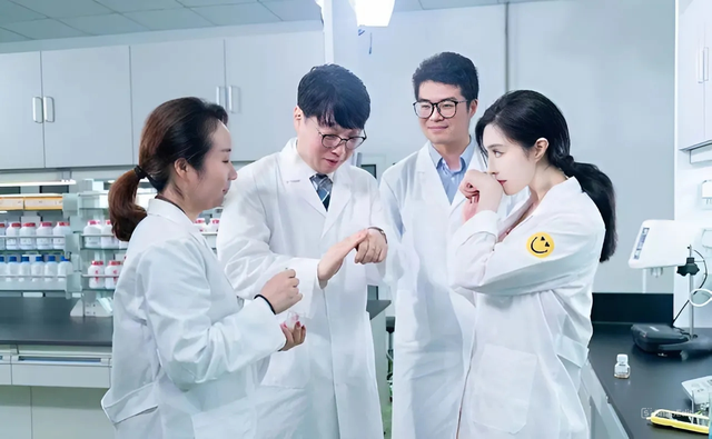 Ph&uacute; b&agrave; livestream b&aacute;n mặt nạ kiếm trăm tỷ, qu&aacute; khứ bị phốt 