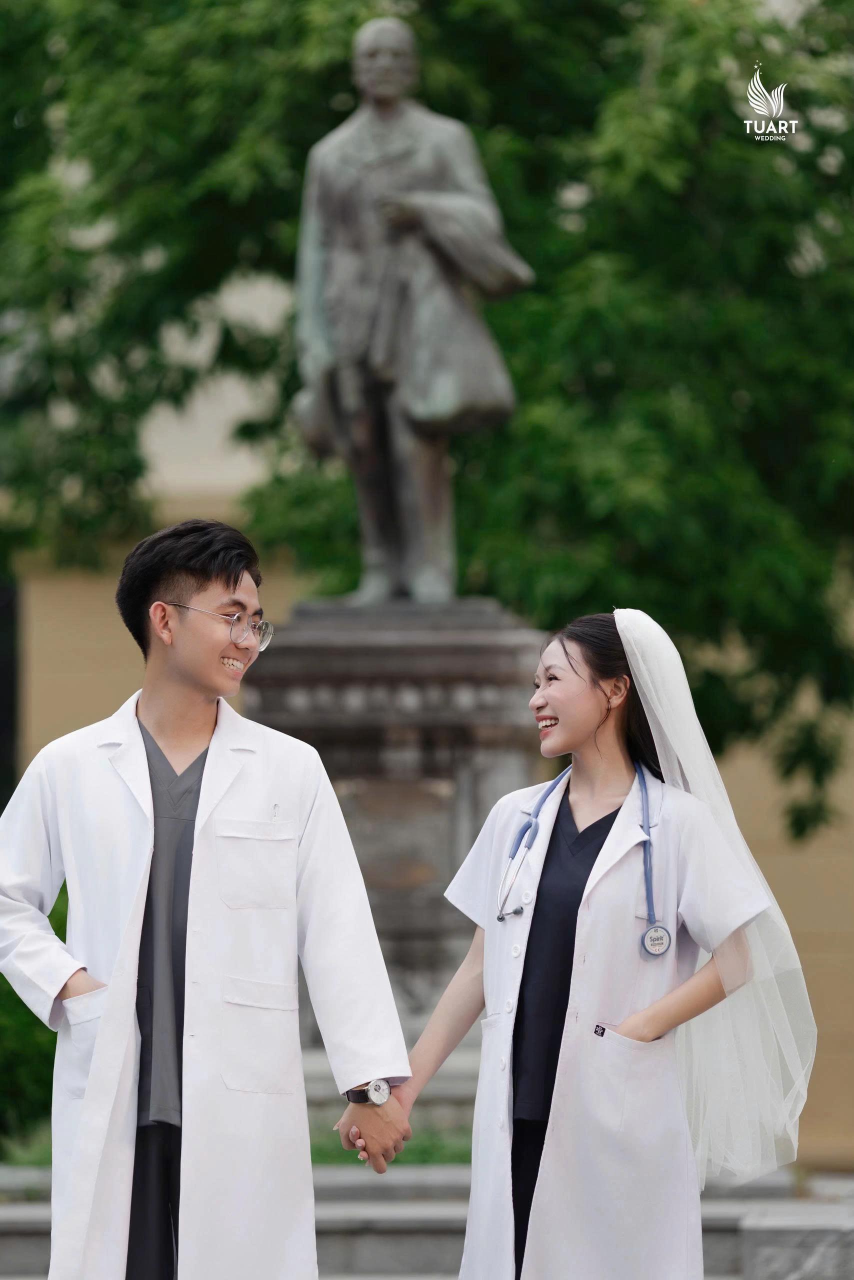 C&ocirc; sinh vi&ecirc;n ng&agrave;nh y mang cả s&aacute;ch đến rạp phim hẹn h&ograve; v&agrave; chuyện t&igrave;nh 