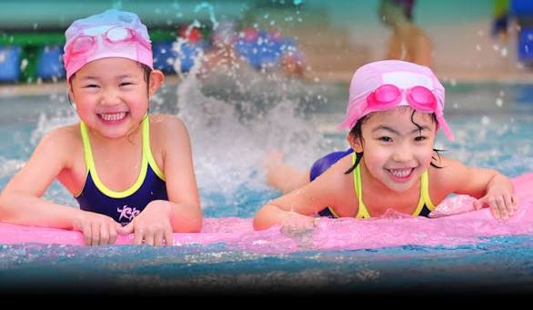 Bé 3 tuổi sốt cao, phát ban sau khi đi công viên nước: 4 bước phụ huynh cần làm ngay trước khi cho con xuống nước - Ảnh 1.