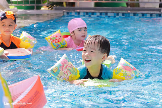 Bé 3 tuổi sốt cao, phát ban sau khi đi công viên nước: 4 bước phụ huynh cần làm ngay trước khi cho con xuống nước - Ảnh 3.