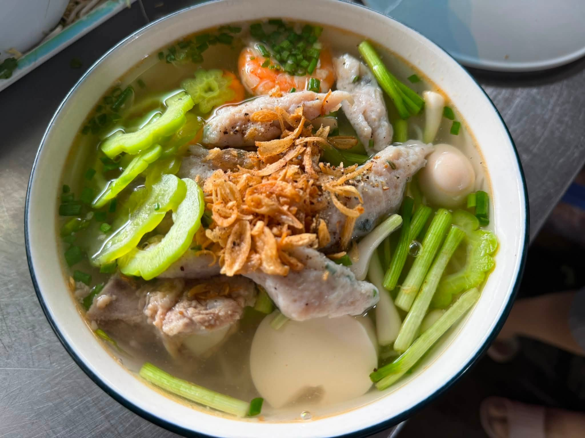 Trấn Th&agrave;nh gợi &yacute; qu&aacute;n b&uacute;n c&aacute; th&aacute;c l&aacute;c kh&ocirc;ng biển hiệu ở TP . HCM - Ảnh 2.