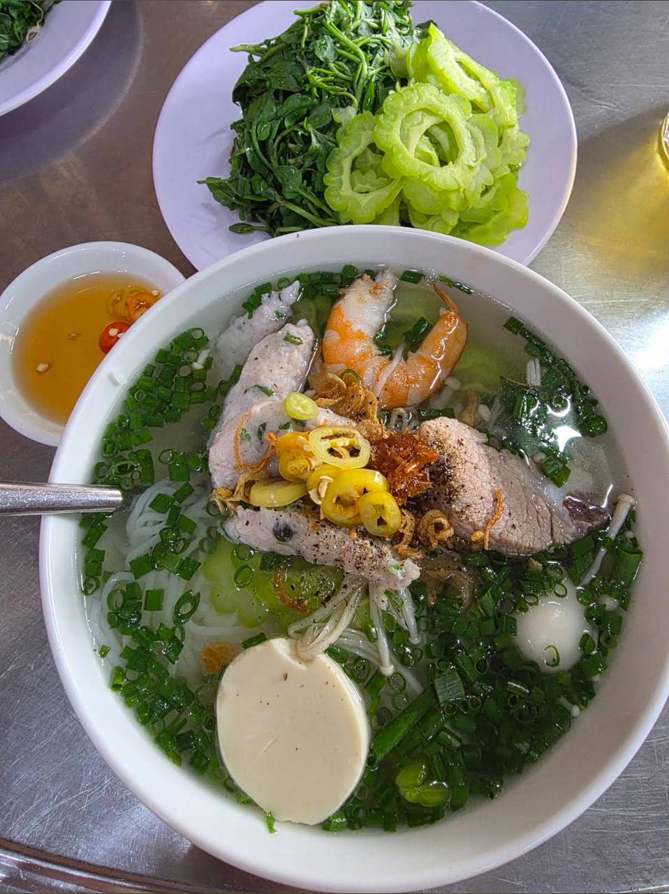 Trấn Th&agrave;nh gợi &yacute; qu&aacute;n b&uacute;n c&aacute; th&aacute;c l&aacute;c kh&ocirc;ng biển hiệu ở TP . HCM - Ảnh 14.