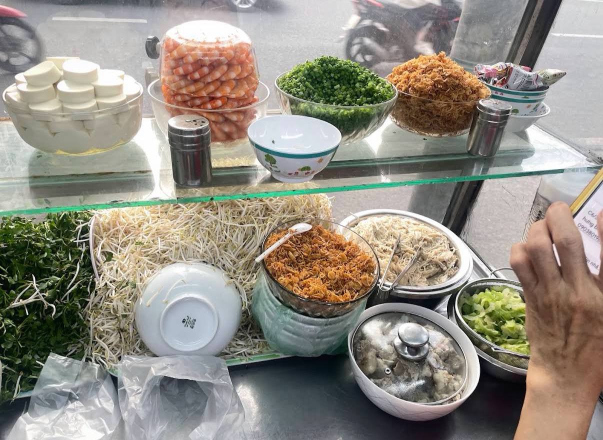Trấn Th&agrave;nh gợi &yacute; qu&aacute;n b&uacute;n c&aacute; th&aacute;c l&aacute;c kh&ocirc;ng biển hiệu ở TP . HCM - Ảnh 12.