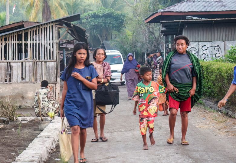 Cảnh tượng kinh ho&agrave;ng trong trận động đất 7,7 độ rung chuyển Indonesia: Nhiều c&ocirc;ng tr&igrave;nh đổ sập, người d&acirc;n hoảng loạn sơ t&aacute;n- Ảnh 2.