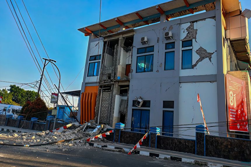 Cảnh tượng kinh ho&agrave;ng trong trận động đất 7,7 độ rung chuyển Indonesia: Nhiều c&ocirc;ng tr&igrave;nh đổ sập, người d&acirc;n hoảng loạn sơ t&aacute;n- Ảnh 3.