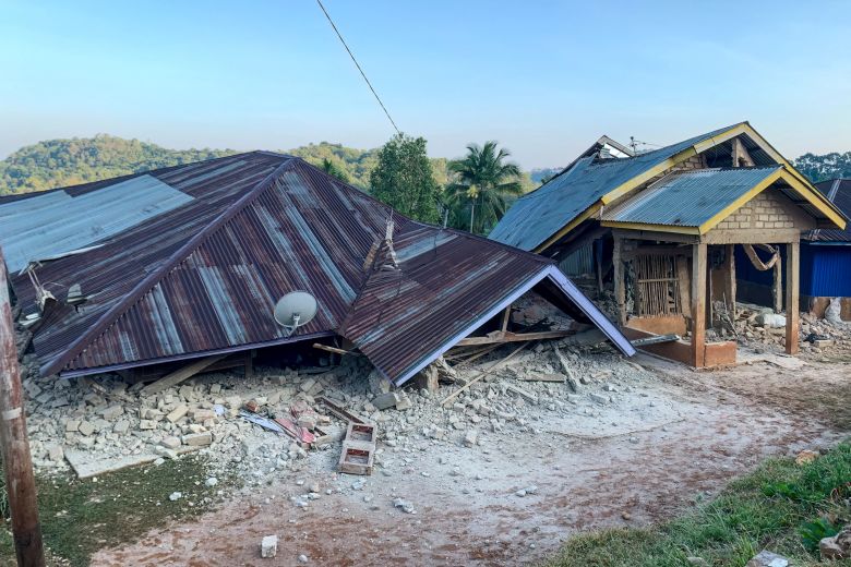 Cảnh tượng kinh ho&agrave;ng trong trận động đất 7,7 độ rung chuyển Indonesia: Nhiều c&ocirc;ng tr&igrave;nh đổ sập, người d&acirc;n hoảng loạn sơ t&aacute;n- Ảnh 1.