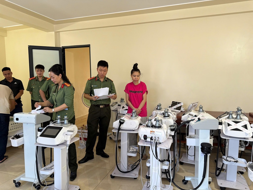 C&ocirc;ng an Nghệ An kh&aacute;m x&eacute;t cơ sở Ph&uacute;c T&acirc;m 8 Lừa đảo chiếm đoạt t&agrave;i sản gần 9 tỷ đồng - Ảnh 1.